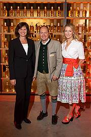 Die bayerische Staatsministerin Ilse Aigner, MdL, Geschäftsführender Gesellschafter von SLYRS Anton Stetter und Kabarettistin Monika Gruber (v.l.n.r)  (©Foto: People Picture/Jens Hartmann )